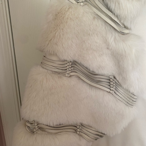 Bebe Bone Faux Fur Caplet w/ Leather Trim. Small - Picture 3 of 11